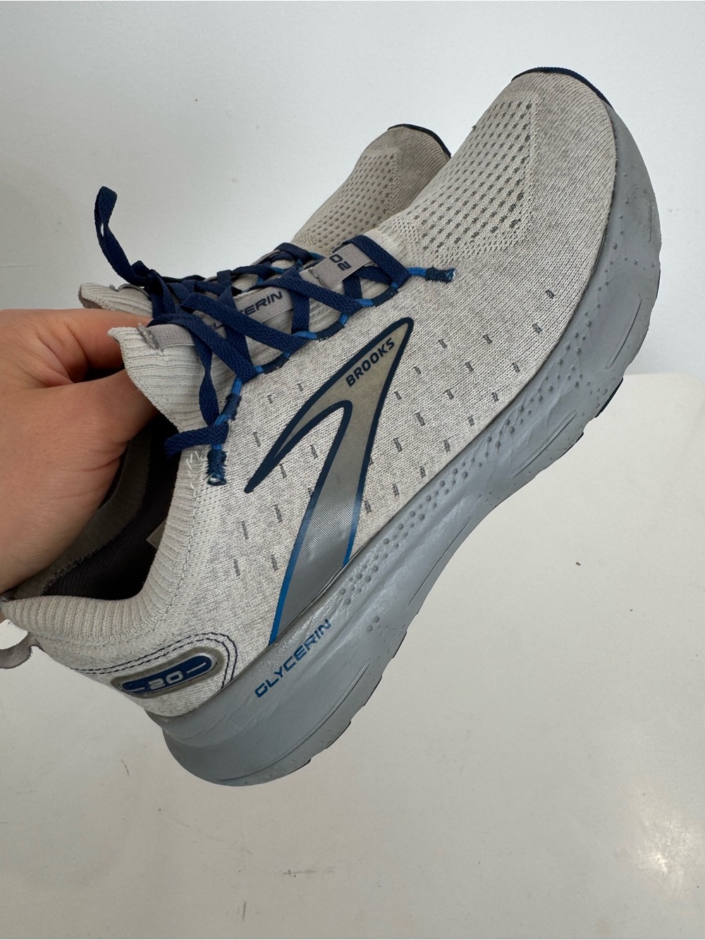 BROOKS GLYCERIN 20 MEN’S RUNNING SHOES
Size: Men’s US 9 / EU 42.5